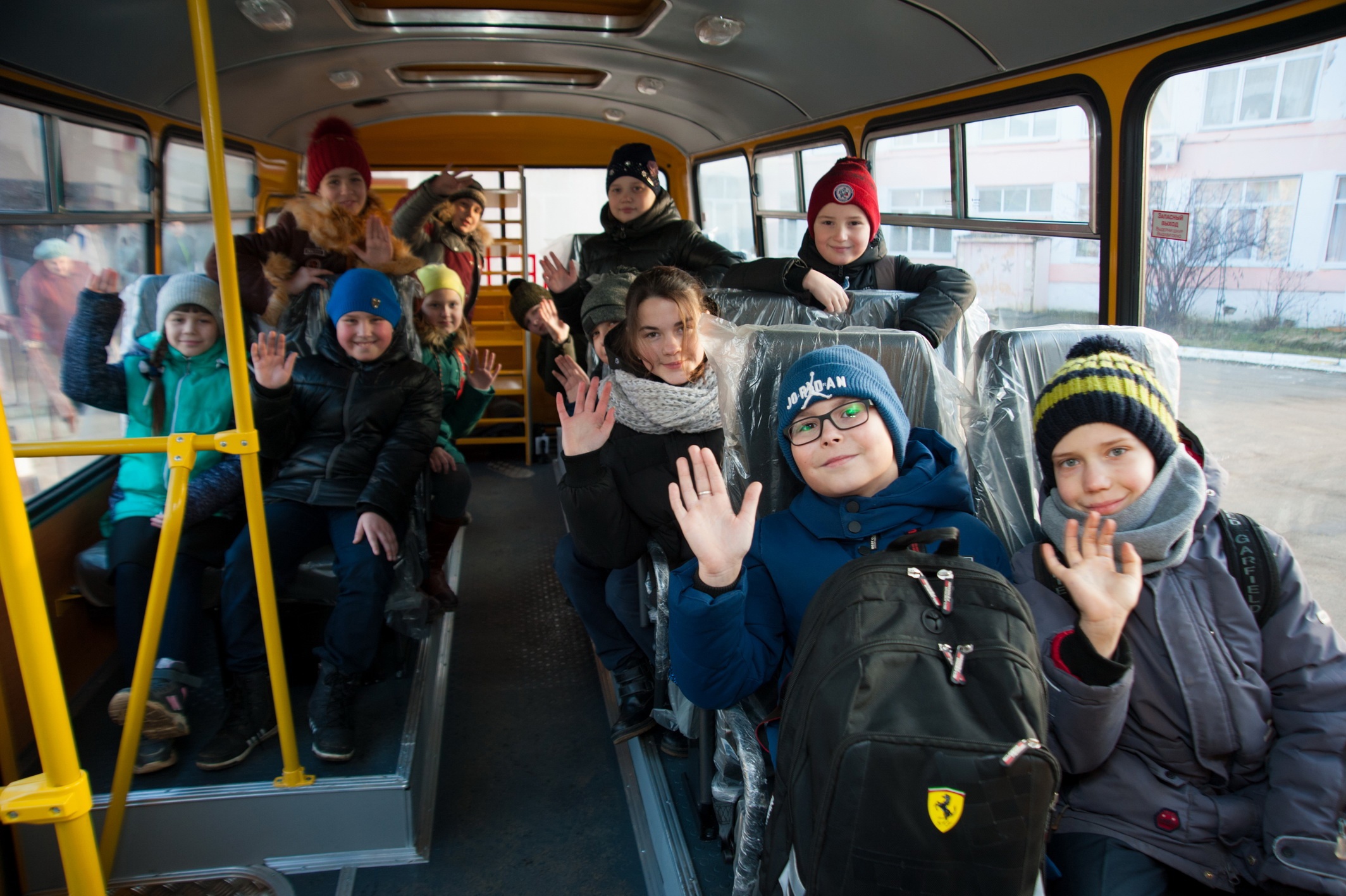 Я езжу в школу на автобусе. Автобус для детей. Школьники в автобусе. Школьный автобус дети. Школьный автобус школьники.
